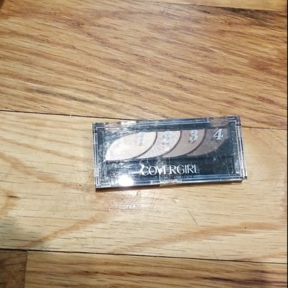 5/$28 🆕🆓 🍭Covergirl Eyeshadow pallet - Picture 2 of 2